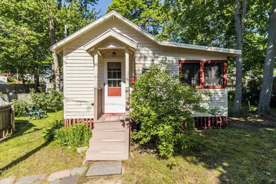 Image de An artists camp with a large tranquil atmosphere, located on a dead end street