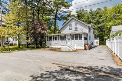 Image de The cottage is located on a quiet dead end street, one block fr om the beautiful Kinney Shores beach