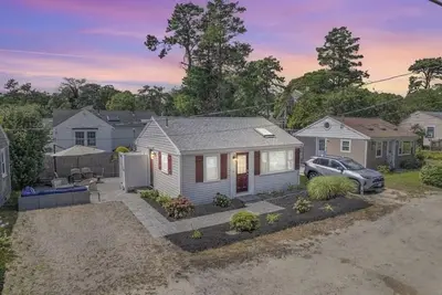 Image de Updated 2-bedroom cottage 4 min walk to the beach, with outdoor shower