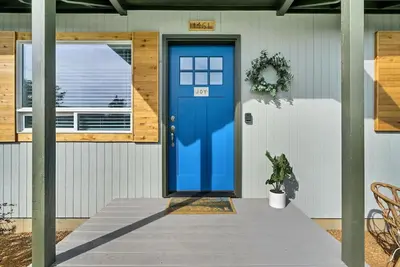 Image de Bluebird Day - 2 King Beds, Dog Friendly, Walkable!