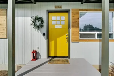 Image de Hello Mellow Yellow - 2 King Bed, Dog Friendly, Walkable!