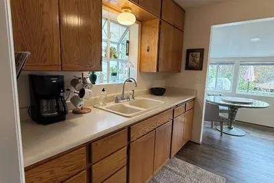 Image de The Garden Hideaway! East Medford, close to hospital, shopping and restaurants.