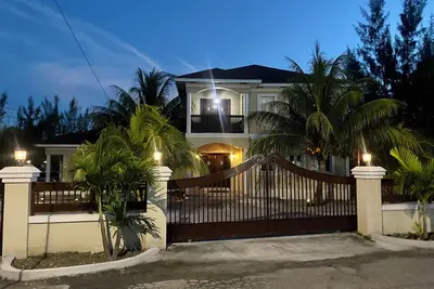 Charming 2-bedroom apartment with WiFi, Ac in lovely Nassau