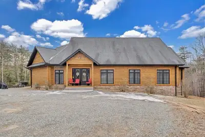 Image de Waterfront Log Home, Fire Pit & Table, Swim Spa, & Game Room