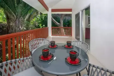 Image de 1-bedroom condo in welcoming West End with WiFi, Ac