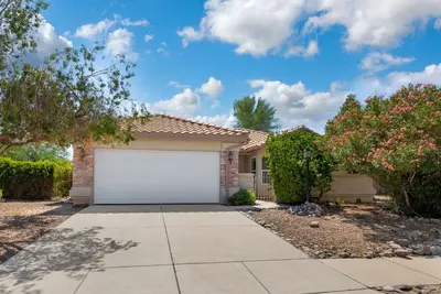 Image de Pet-Friendly Desert Retreat. Modern 3br + Spa Bath. Long-Term + Gem Show Ready