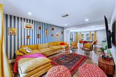 Image de Friends-Themed 4bd + Pingpong & Outdoor Theater