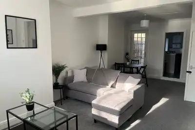 Image de Cosy 2-Bed Home - Central Location - Train Station