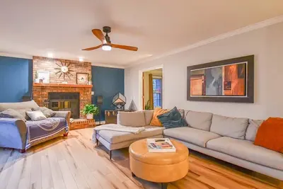 Image de Spacious Home, Fireside Charm