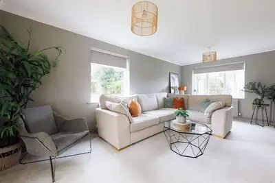 Image de Stylish 4 Bed Home close to beach