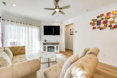 Image de 12 Mi to Dtwn Richmond: Spacious Home w/ Deck!