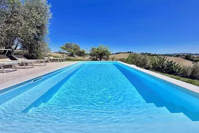 Image de la Mimosa sur la colline de Senigallia avec piscine et air conditionné