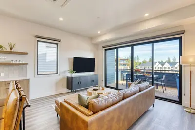 Image de 1216 Aerie #200 | Downtown Location + Private Hot Tub | Mins to Old Bend