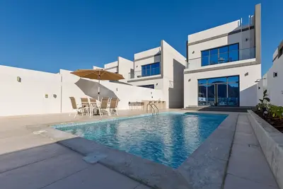 Image de Serene 3br Villa with Private Pool in Al Dana Island, Fujairah by Deluxe Holiday Homes