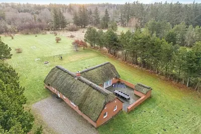 Image de Renovated thatched pool house by the North Sea for 16 people.