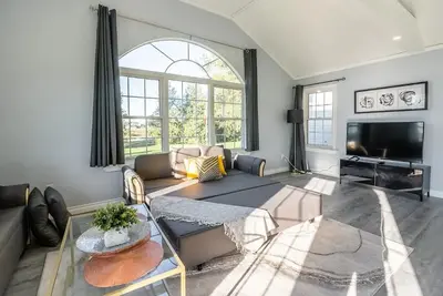 Image de Year-Round Comfort – Firepit, Foosball, Piano, Bbq