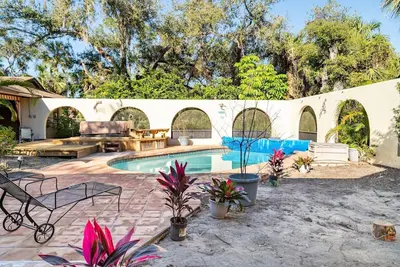 Image de ‼️Artistic‼️ Villa w/ Pool, Theater & Hot Tub