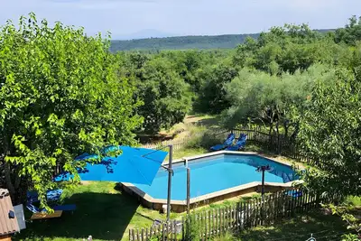 Image de Maison de vacances 'La Chant Des Tongs - La Canopée' avec vue montagne, Wi-Fi et climatisation