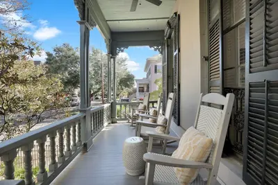 Image de Alluring Historic Manor Steps to Forsyth Park by Lucky Savannah