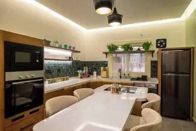 Image de Mid-Century Vibes. Modern Convenience. Casa Mayouie.