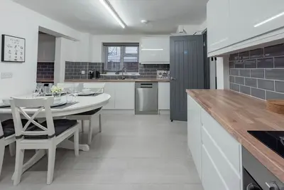 Image de Maison-Moderne-Sdb privée avec douche-Vue sur Jardin-Bedford