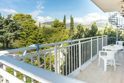 Image de BlueWhite Studio - Mountain Scene by the Pool