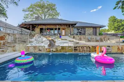 Image de Waterfront Home- 2 Pools, Waterslide, huge boat dock and perfect layout! !