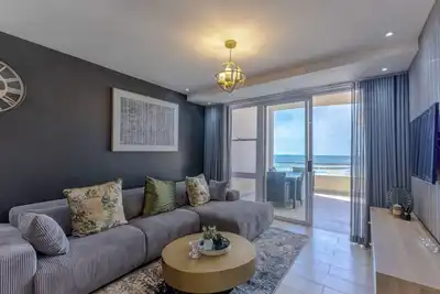 Image de Lagoon Beach Escape with Breathtaking Views