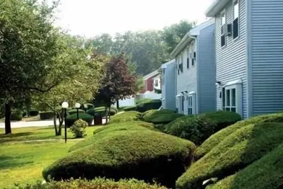 Image de Charming 2-bedroom condo with pool! Quick drive to beaches and restaurants!