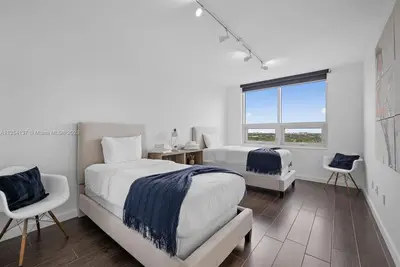 Image de Charming 2-bedroom condo Fabulous Midtown Miami Getaway w/Parking, pool, gym