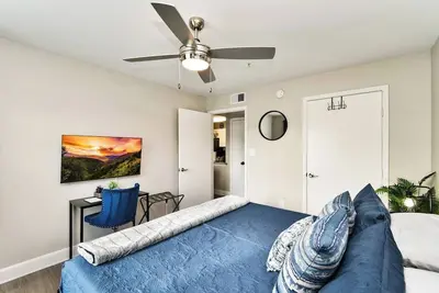 Image de Chic Houston, King bed, Nrg/Tmc, Fireplace & Gym!