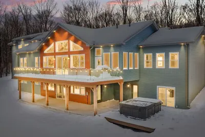 Image de Luxurious Muskoka Retreat w/ hot tub, sauna on a private 24 acre lot.