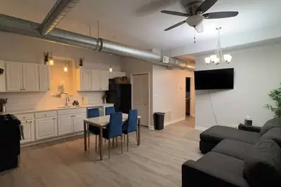 Image de Cozy 4br Apartment minutes from great eateries, entertainment, and shopping!