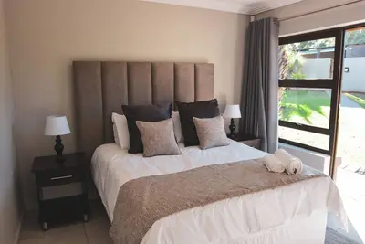 Image de Charming 2-bedroom lodge in peaceful Krugersdorp with WiFi