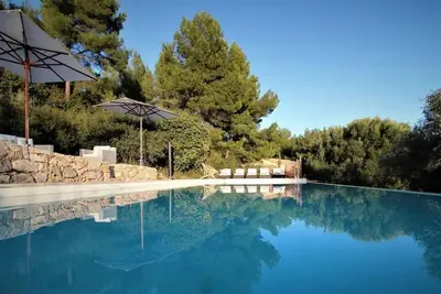 Image de Villa De luxe -climatisée-piscine-14 personnes, 7ch et 7salles de bains, 11 lits