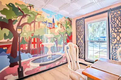 Image de New! \"Spirit of Savannah\"- 4 min to Dwntn- Hot Tub-Game Room-Sleeps 8-Disc Golf