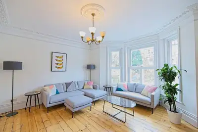 Image de Luxury 5-Bed Family Home | Private 2-Car Parking