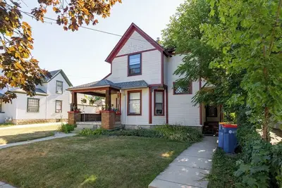 Image de Spacious-2-Br Duplex w/ Modern Kitchen and Cozy Outdoor Spaces-Grand Rapids Gem