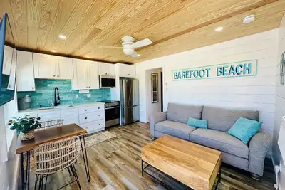 Image de Coastal Cottage w/ King Bed- 1. 5 miles from\nthe Beach!