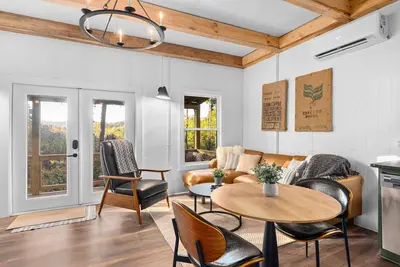 Image de Cozy Cabin w/ Hot Tub, Mountain Views, & Fire Pit