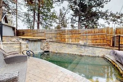 Image de Family-friendly home with private pool and hot tub, home theater, shuffleboard