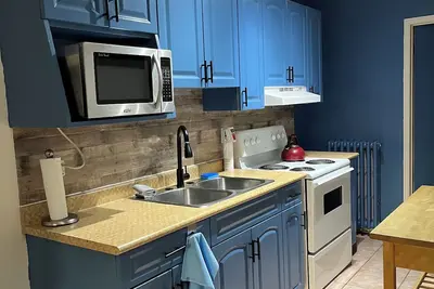 Image de Charming and updated Apt 2 minutes from subway, mall, groceries and park.