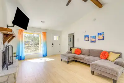 Image de 6 Mi to Fun Spot America: Family Home w/ Workspace