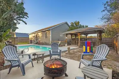 Image de Cocoa pool+jacuzzi house! Firepit! Near Cape Canaveral+Ussa fields! Dogs welcome