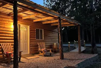 Image de Cozy cabin 10 miles from ft wood pond view fire pit one room 2 comfy beds.