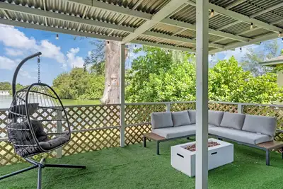 Image de Featuring 4 bedrooms and 2 bathrooms, it sleeps 10 people comfortably.