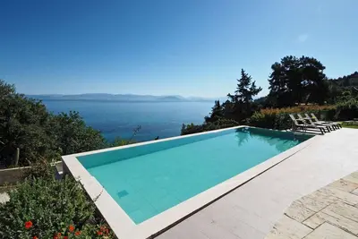 Image de Contemporary Seafront Villa, A/C, Private Pool, Amazing Views - Walking Distance to Beach & Tavernas