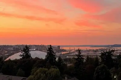 Image de Top floor corner condo with Unreal views of Commencement Bay + Dt Tacoma skyline