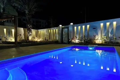 Image de Luxury white villa W/pool