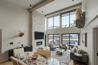 Image de Elegant Jackson Getaway | Luxe Hot Tub & Fireplace Near Skiing & Fine Dining